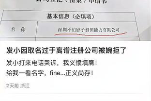 亲吻巴萨队徽！新援罗克在俱乐部办公室前亮相！